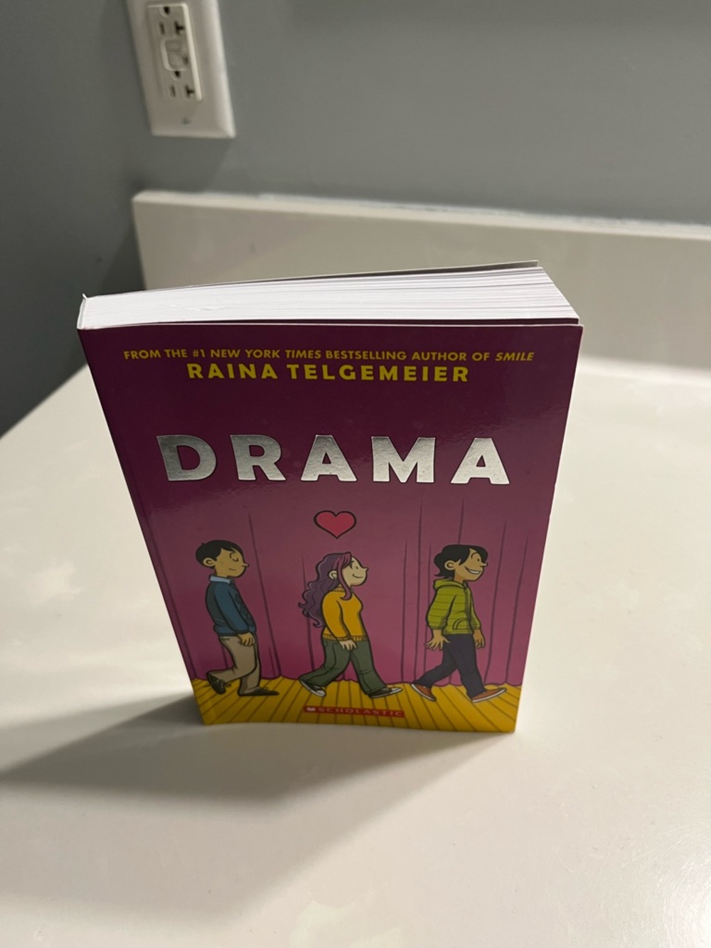 Drama paperback by Raina Telgemeier
